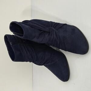 1002‎ Andrew Geller Dark Blue Suede Block Heel Booties Side Twist Size 9M